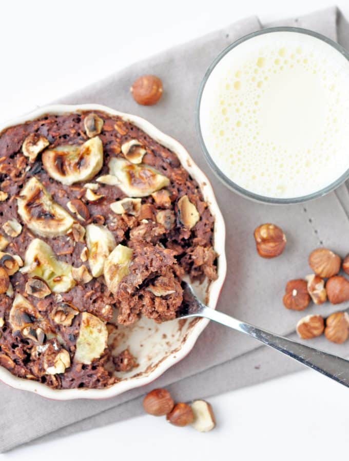 A mouthwatering Chocolate Banana Hazelnut Baked Oatmeal with a deliciously crusty exterior and a soft, creamy, chocolatey interior.