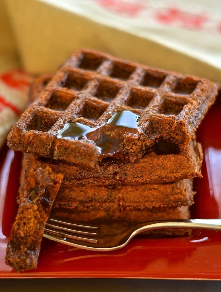 Add some sugar & spice to your life with these deliciously dark, rich & fluffy gingerbread waffles. Full of warm & comforting festive flavour & surprisingly healthy!