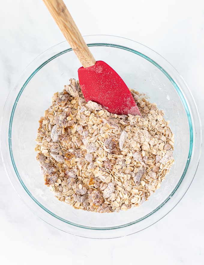 dry ingredients for healthy breakfast bars in a bowl