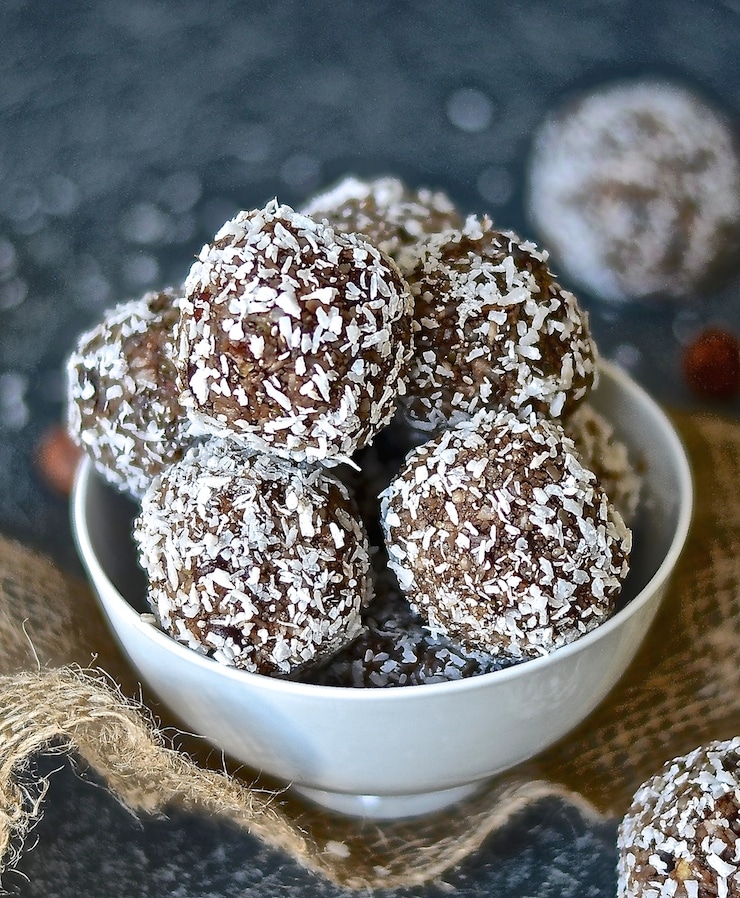Chocolate & coffee join forces with nutrient rich, power giving nuts & seeds in these moist & decadent Mocha Hazelnut Power Balls. A healthy, energy boosting snack has never tasted so good!
